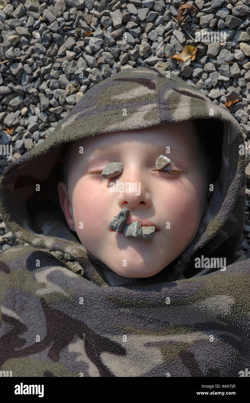 Gesicht eines Kindes mit kleinen Steinen auf seinem Gesicht Stockfoto