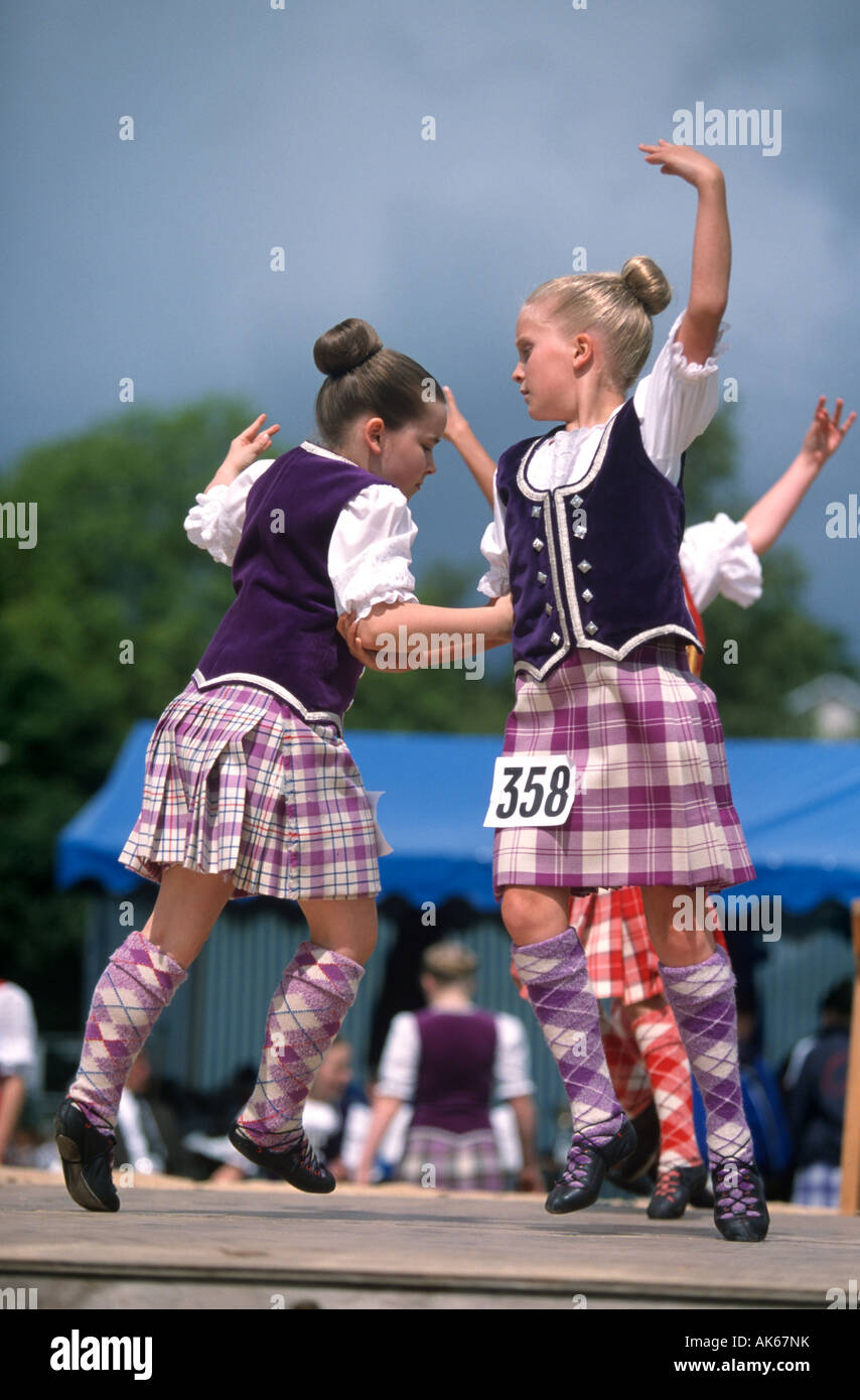 Junge Mädchen Highland dancing bei Cupar Highland Games Stockfoto