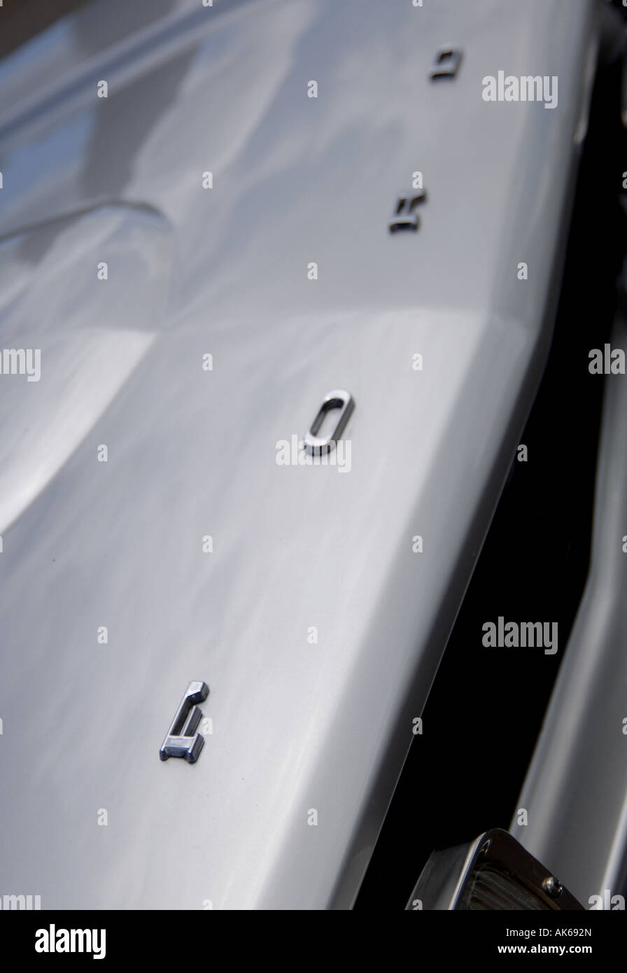 Ford-Namensschild auf einem Capri Motorhaube ausgeschrieben Stockfoto