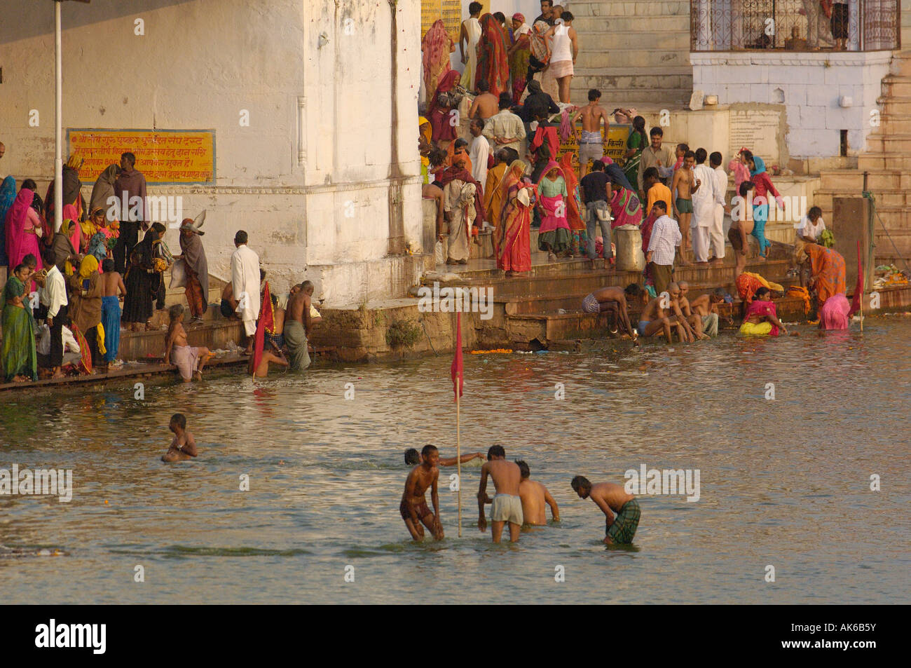 Die Gläubigen, die die Sarovar oder Pushkar-See mit seiner 52 Ghats, Bad gekommen sind. Pushkar, Rajasthan. Indien. Stockfoto