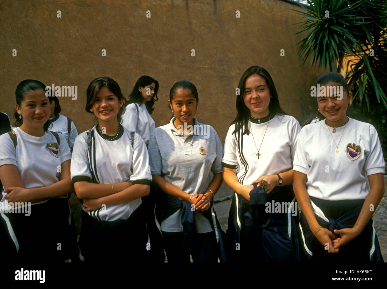 Mexikanische Mädchen, Teenager, Jugendliche, Studenten auf Exkursion, Vorderansicht, Santiago de Querétaro, Queretaro, Queretaro, Mexiko Stockfoto