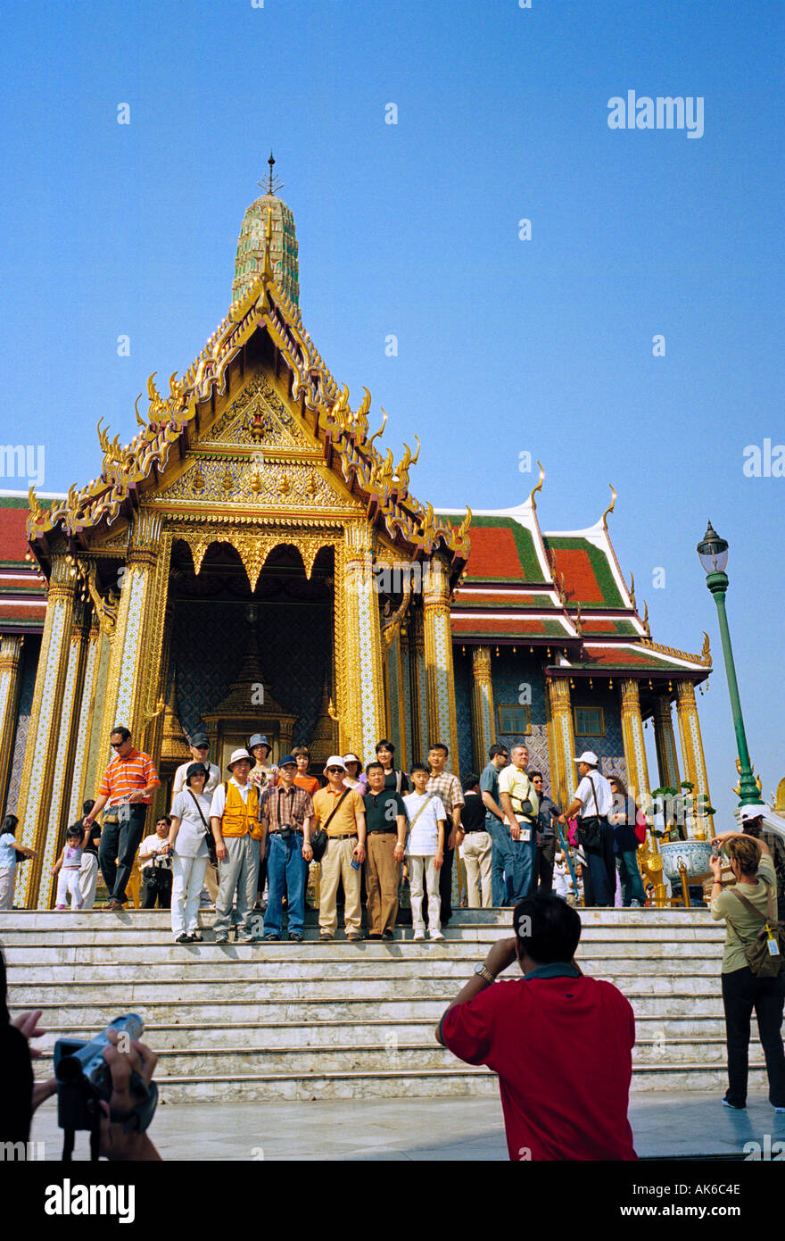 Royal Grand Palace in Bangkok - eine Tour Gruppe Foto auf den Stufen des Königlichen Pantheon getroffen werden Stockfoto