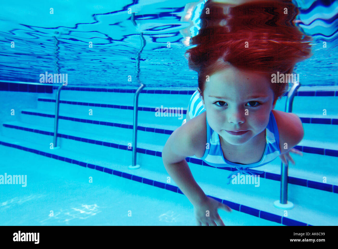 Junges Mädchen Schwimmen unter Wasser Stockfoto