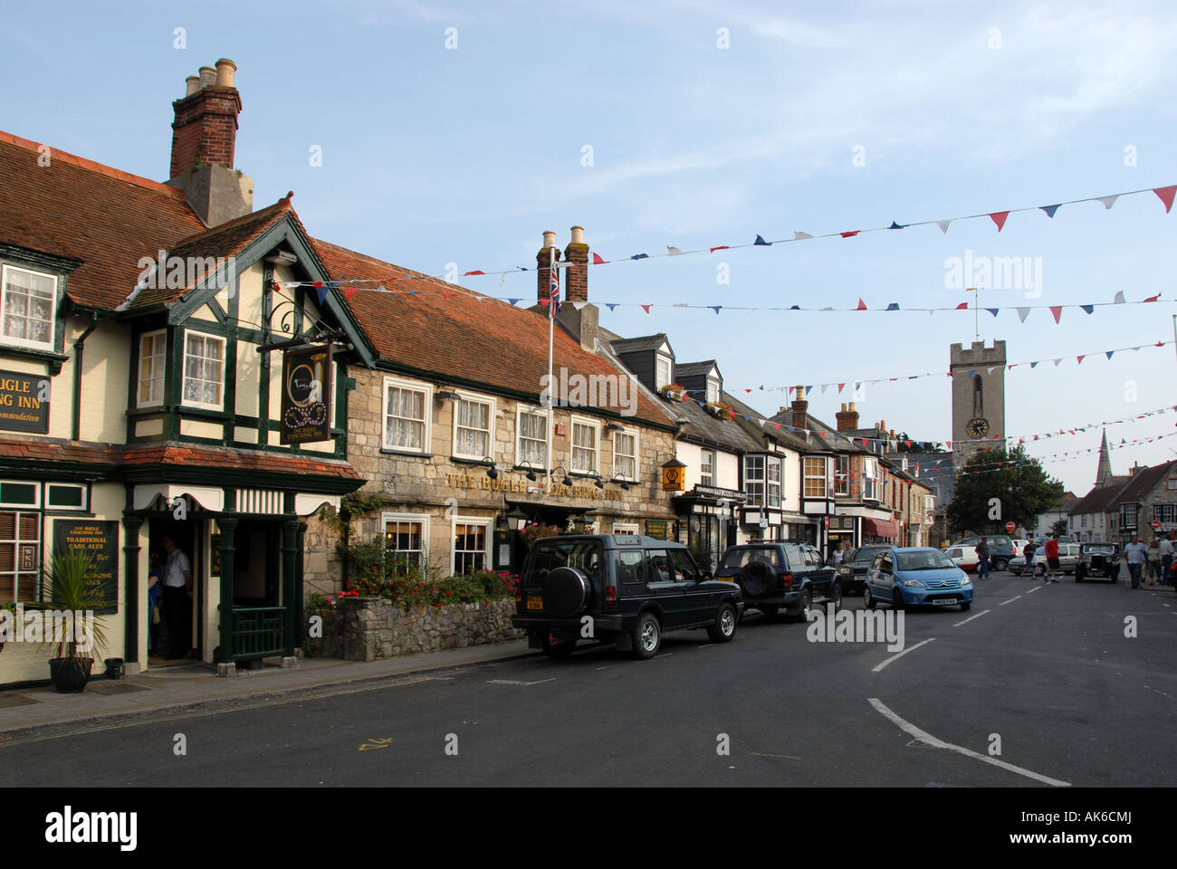 Main Street in Yarmouth auf der Isle of Wight, Großbritannien. Yarmouth hat einen kleinen Fährhafen mit kleinen Autofähren, die von Wightlink nach Lyming fahren Stockfoto