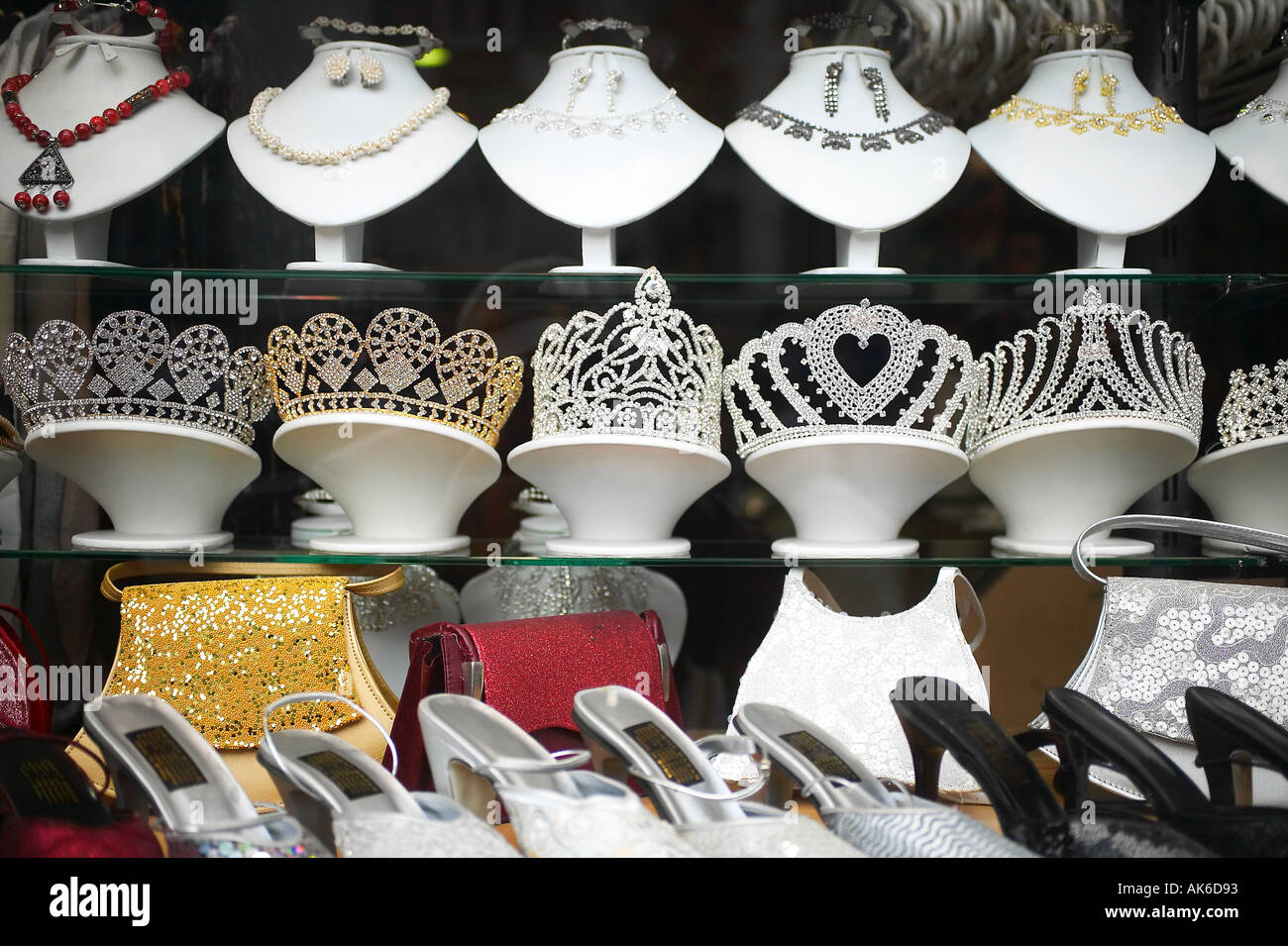 Schuhe und Diademe Stockfoto