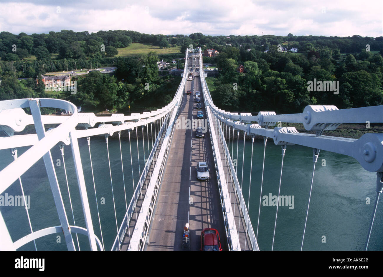 Autos auf die Menai Aufhebung-Brücke Menai Straits Anglesey Gwynedd Wales UK PK Stockfoto