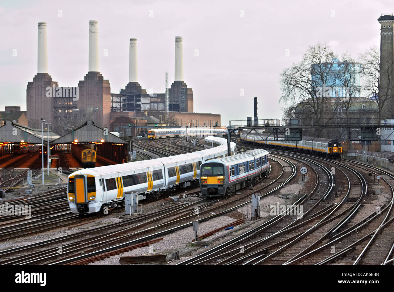 Zug Wagen Spuren Battersea Power Station London UK öffentlichen Verkehrsmitteln pendeln England Großbritannien Vereinigtes Königreich uk Schiene Railwa Stockfoto