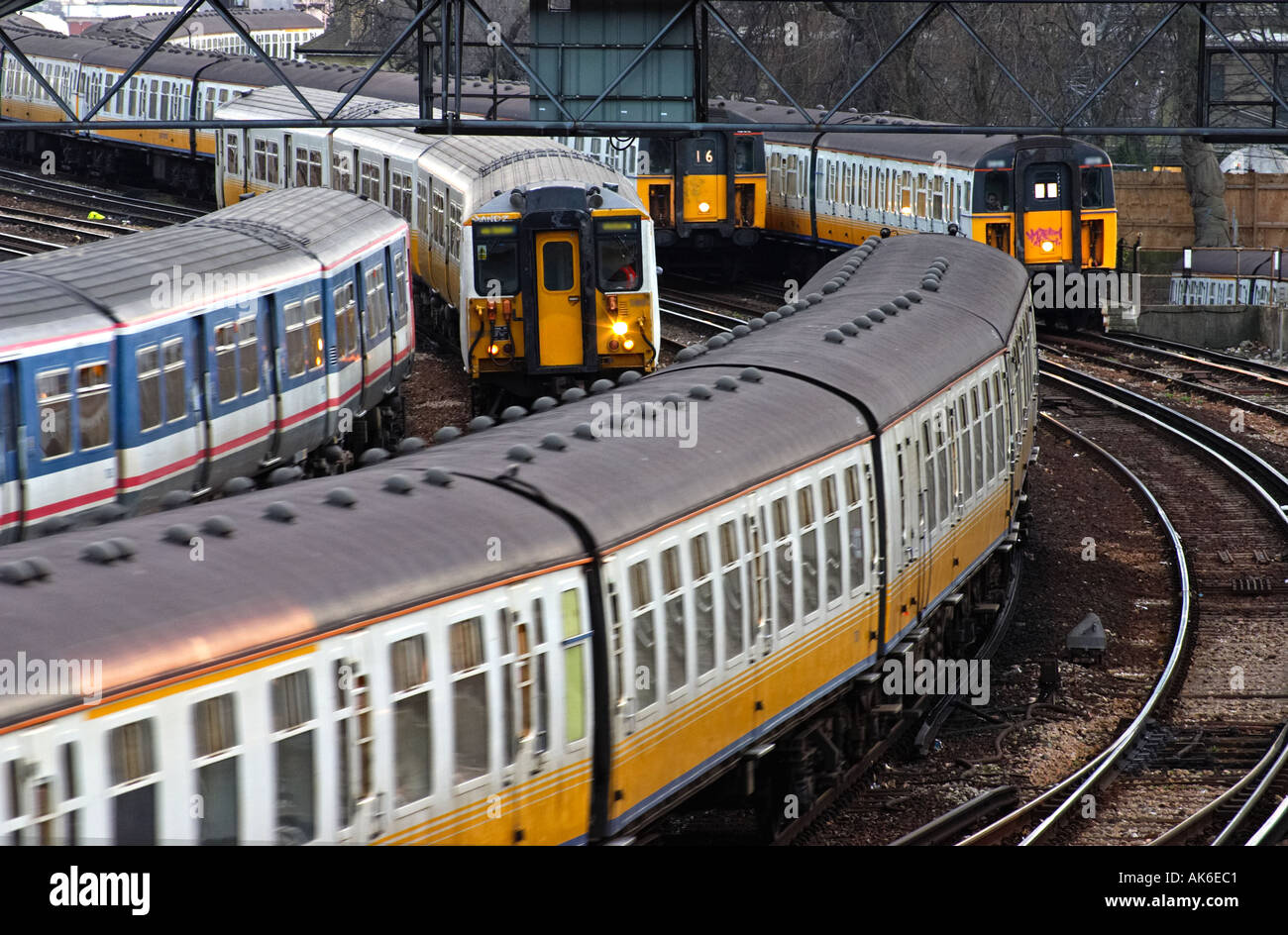 Wagen auf Schienen Züge in London England Großbritannien Grossbritannien ÖPNV pendeln uk Schiene Eisenbahn Stockfoto