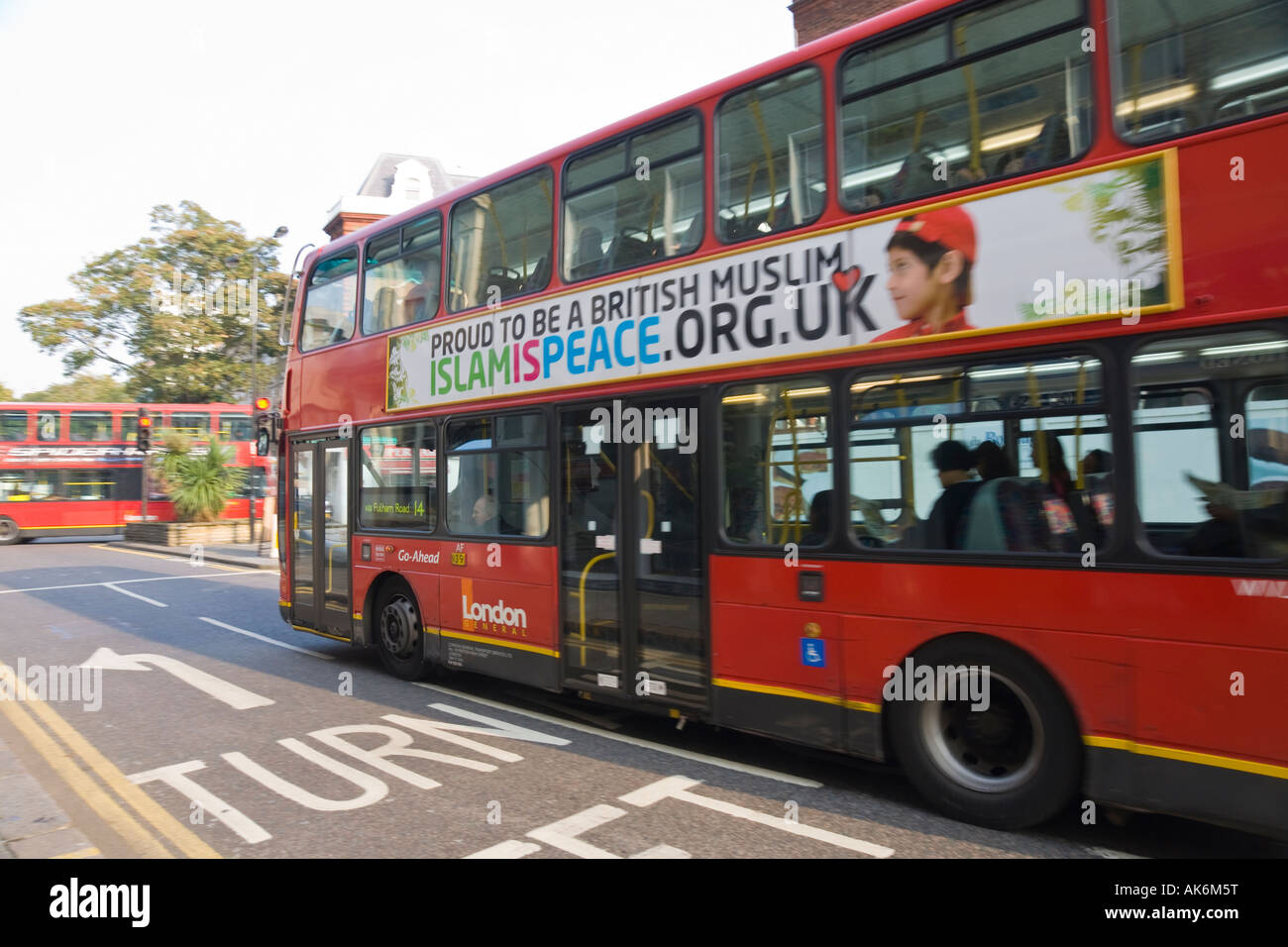 London-Bus mit www.islamispeace.org Plakat 2007 Stockfoto