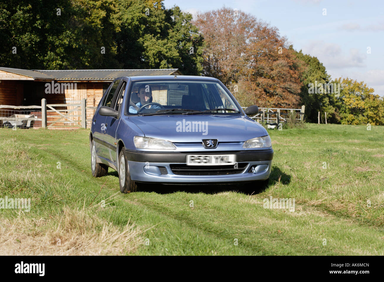 Junge In Einem Feld Seiner Vater Auto Fahren Lernen Stockfotografie Alamy