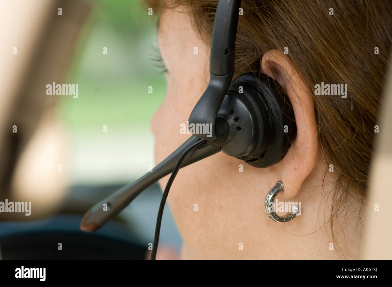 junge Frau am Handy Kopfhörer im Auto Stockfoto