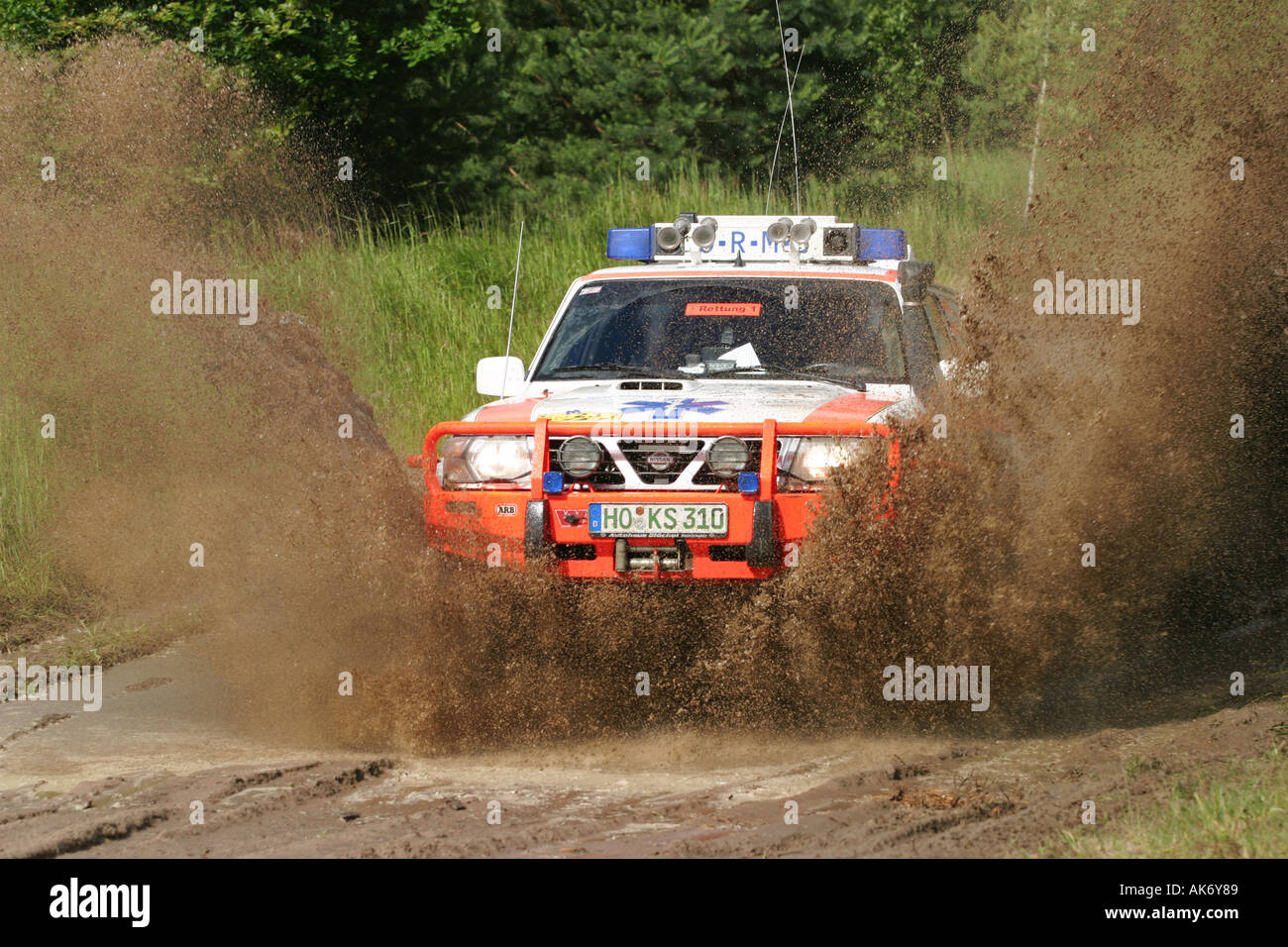 Nissan Patrol Rallye Ambulanz Antriebe durch Wasser und Schlamm bei Rallye Berlin Breslau Stockfoto
