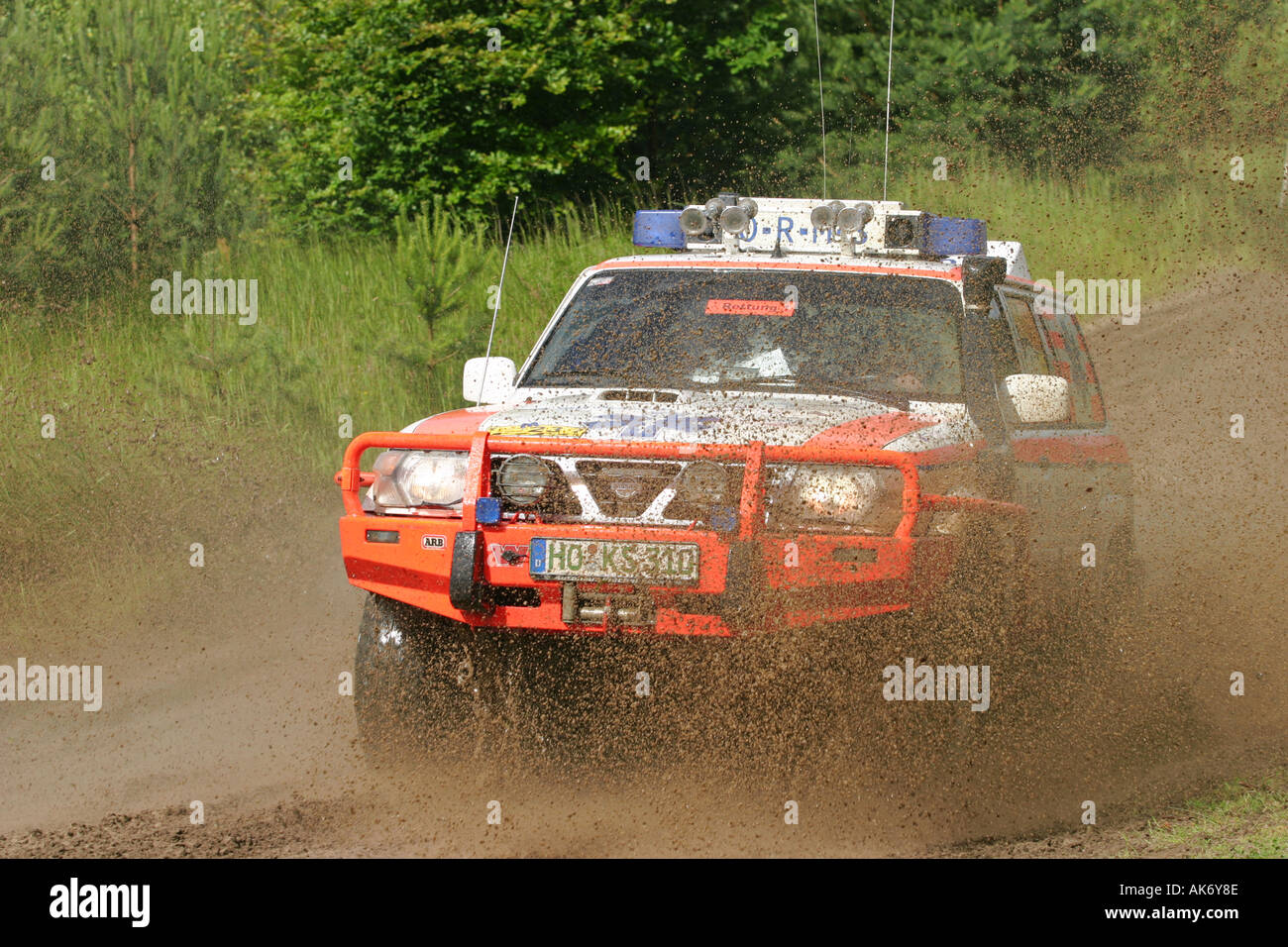 Nissan Patrol Rallye Ambulanz Antriebe durch Wasser und Schlamm bei Rallye Berlin Breslau Stockfoto