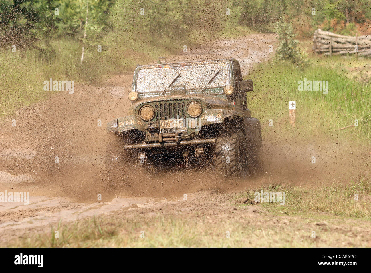 Jeep Fahrten durch Wasser und Schlamm bei Rallye Berlin Breslau Stockfoto