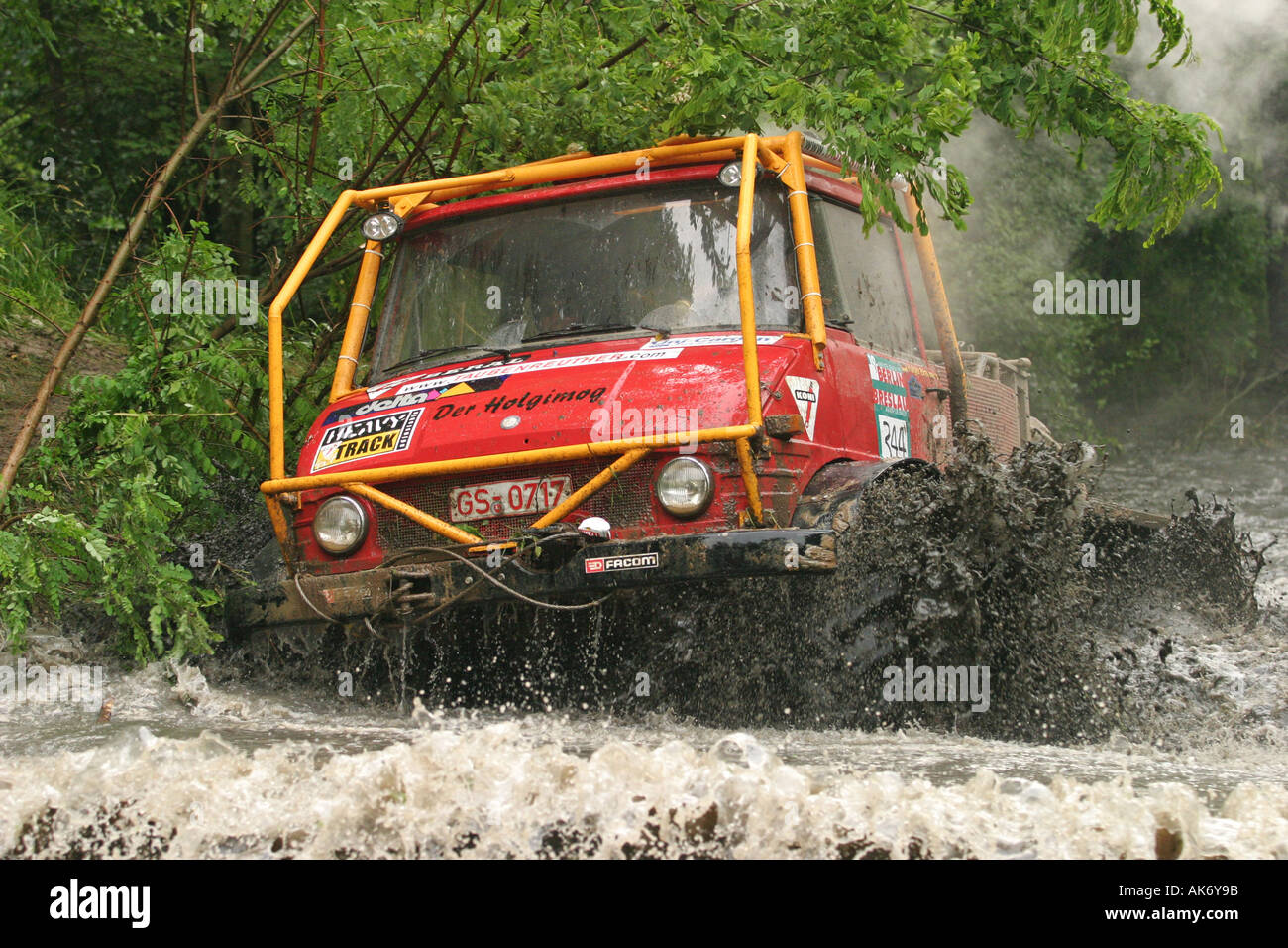 Unimog fährt durch Wasser bei Rallye Berlin Breslau Stockfoto