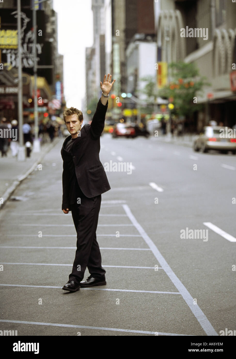 Mann Türsteher kommt ein Taxi in New York Stockfoto