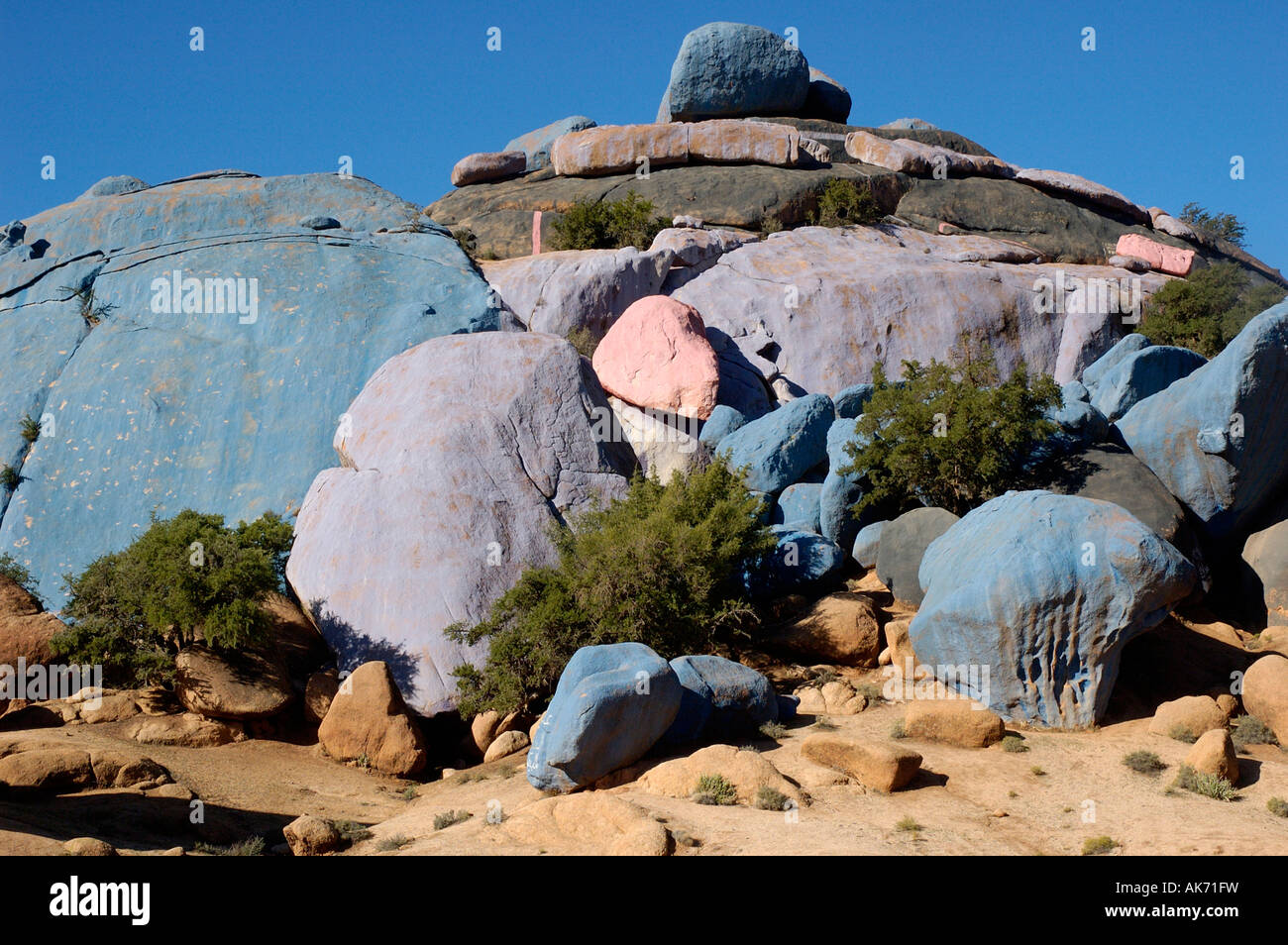 Gemalte Felsen in der Nähe von Aguerd Oudad Anti-Atlas-Marokko Stockfoto
