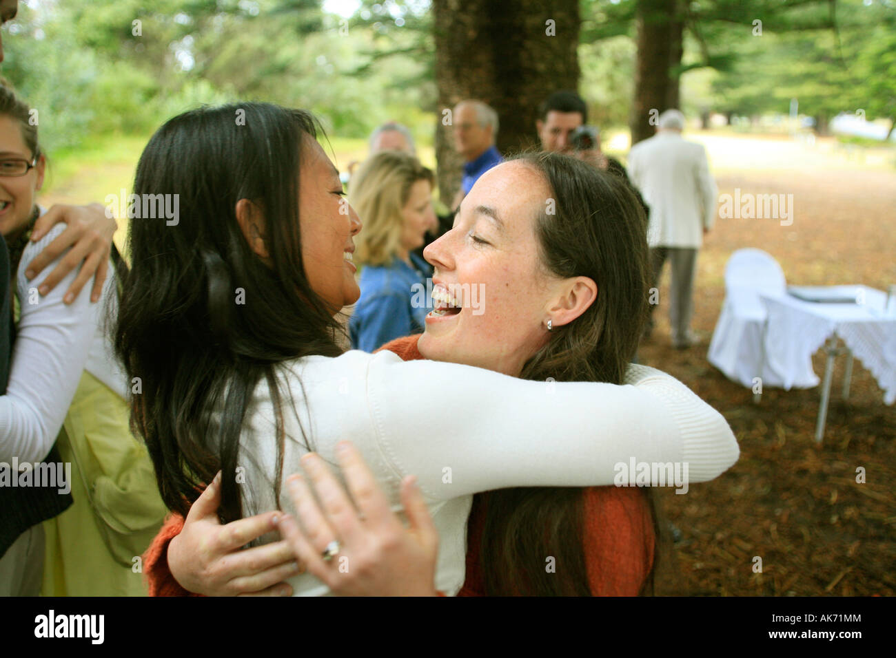 Zwei Freundinnen umarmen und freuen uns nach einer Ehe Stockfoto