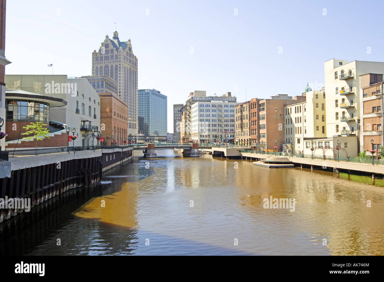 Die Innenstadt von Milwaukee aufgeteilt in zwei Hälften von Milwaukee River Wisconsin WI Stockfoto