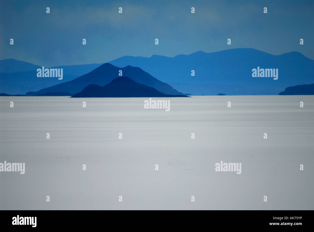 Berge sind über den Rand des Salar de Uyuni aus der Isla Pescado in der Nähe von Uyuni, Bolivien, Südamerika gesehen. Stockfoto