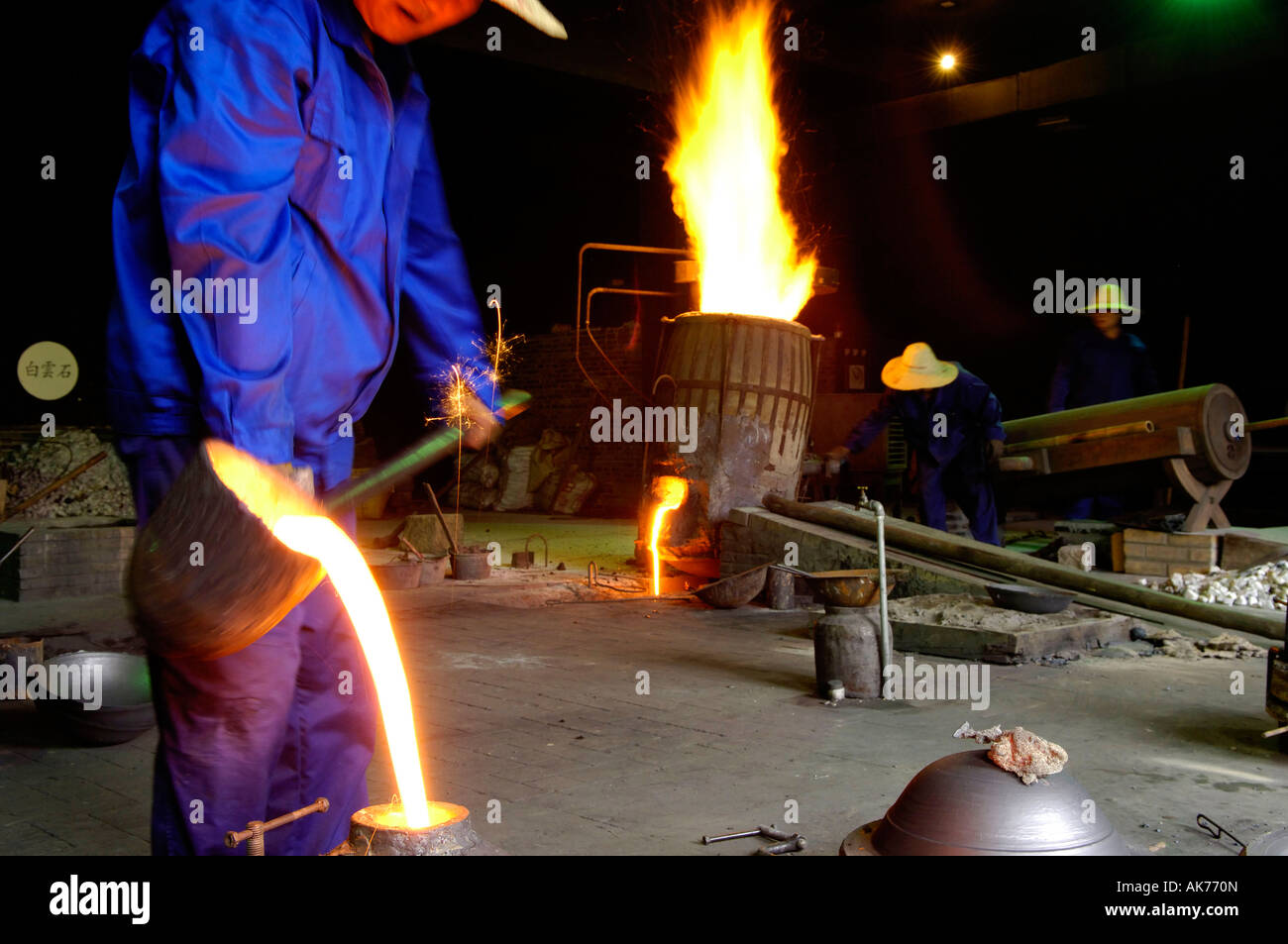 Wuzhen / Arbeiter in Eisengießerei Stockfoto