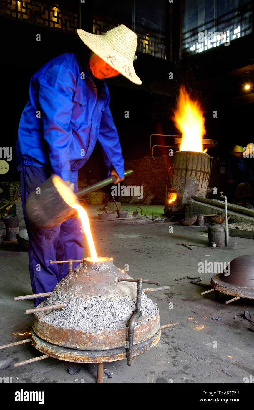 Wuzhen / Arbeiter in Eisengießerei Stockfoto