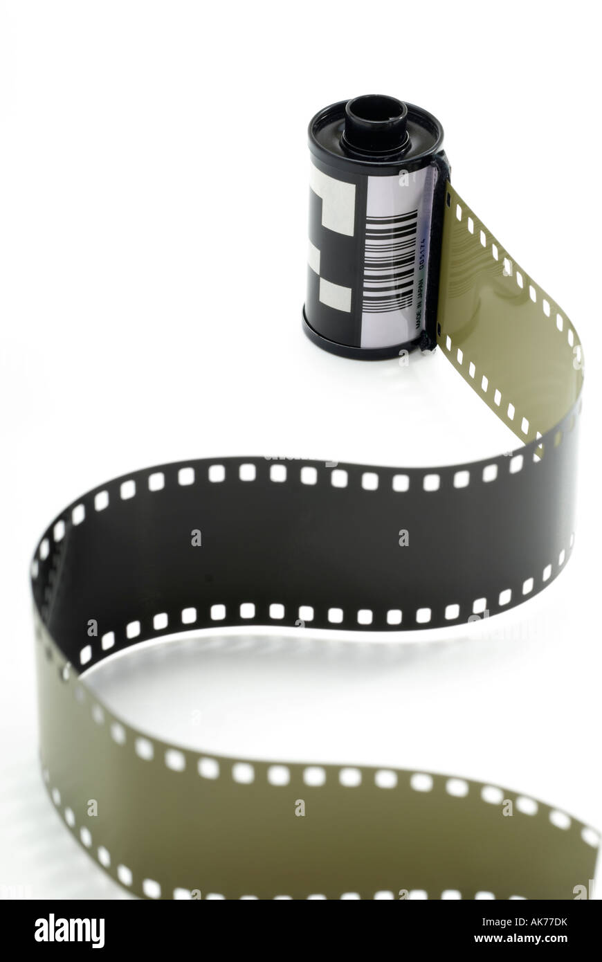Eine offene Rolle Folie Film verschütten aus einem Kanister Stockfoto