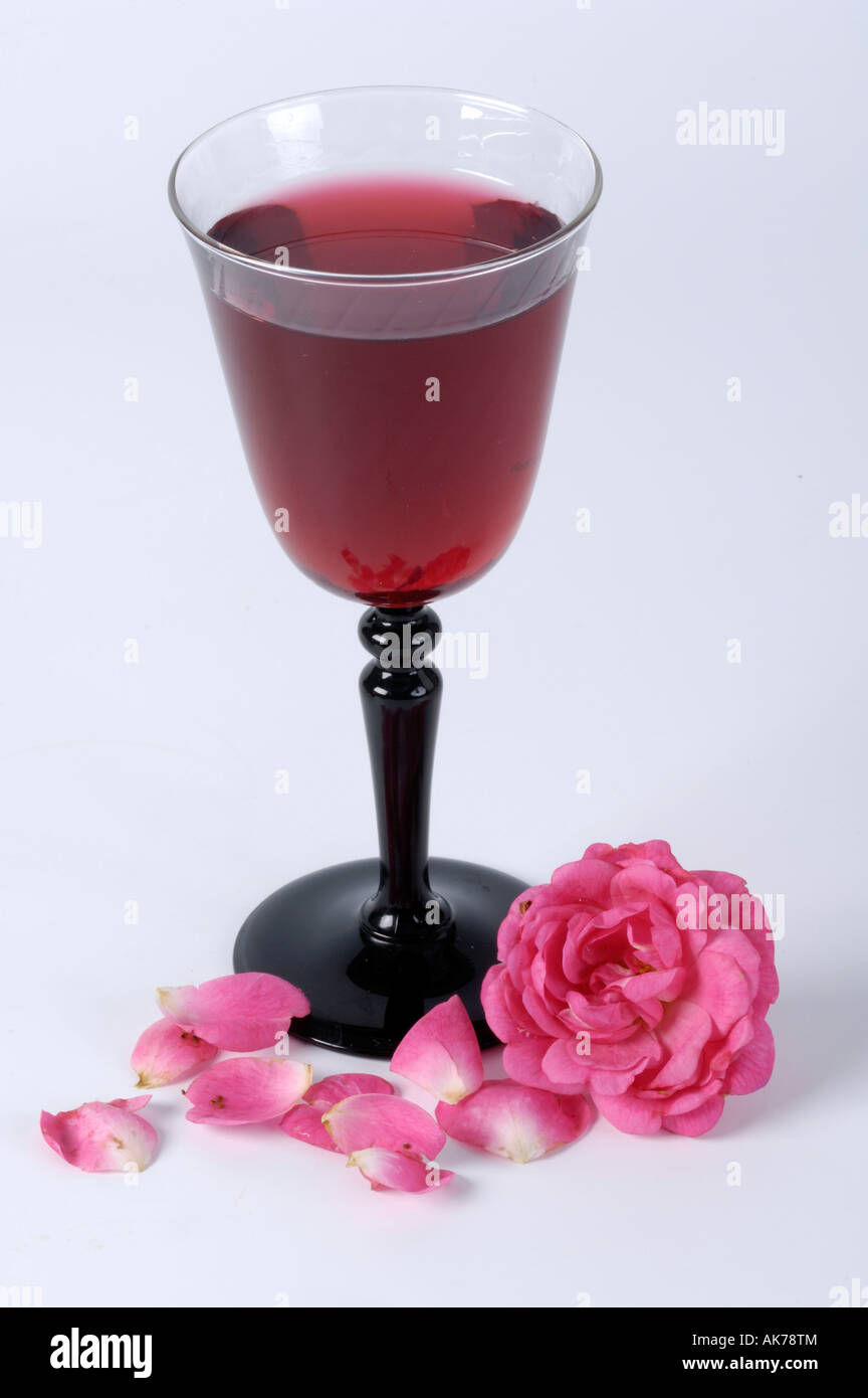 Rose liqueur -Fotos und -Bildmaterial in hoher Auflösung – Alamy
