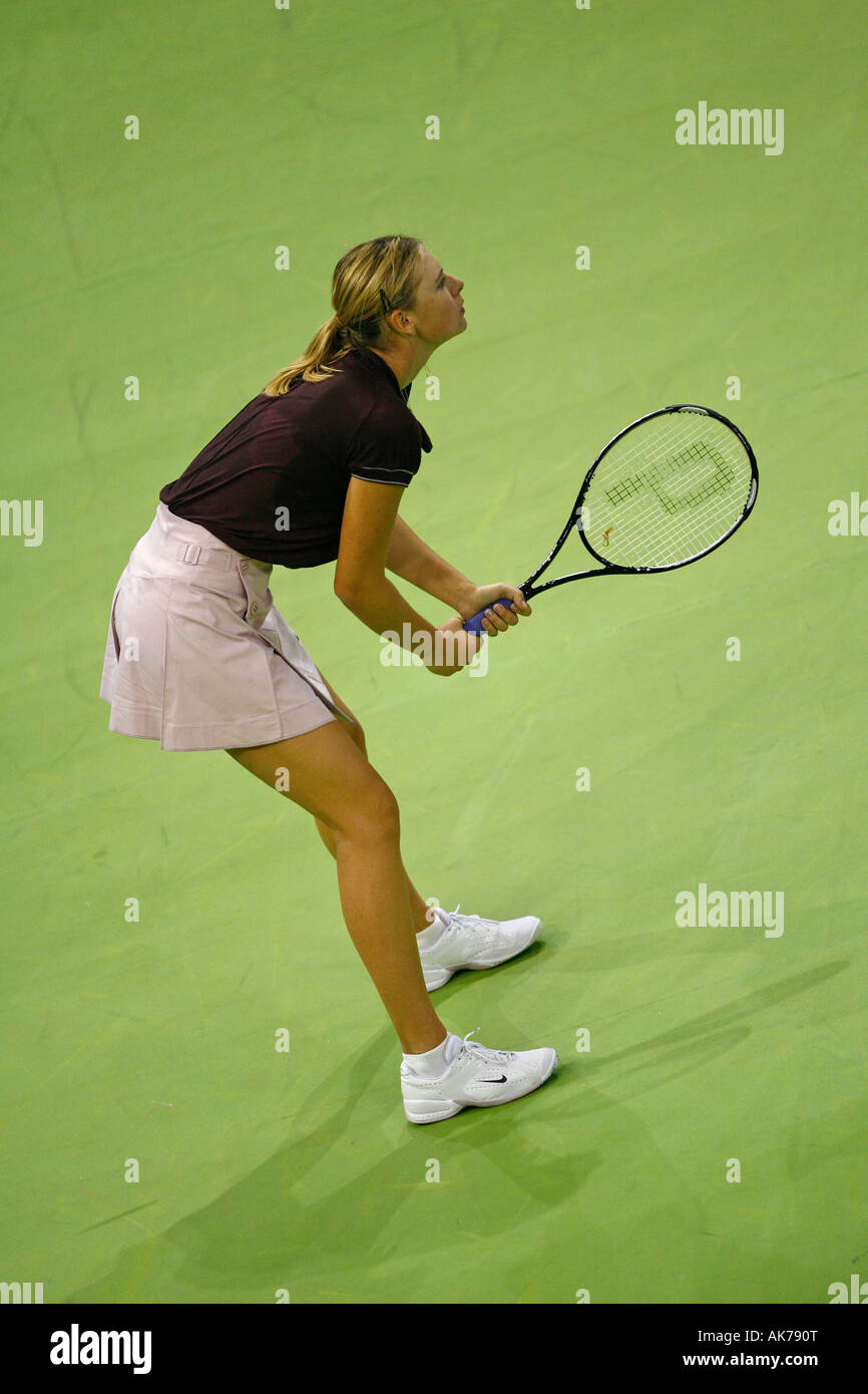 Die russische Tennisspielerin Maria Sharapova bereitet sich auf einen Ball beim WTA Tour Tennisturnier Madrid 2007 zurück Stockfoto