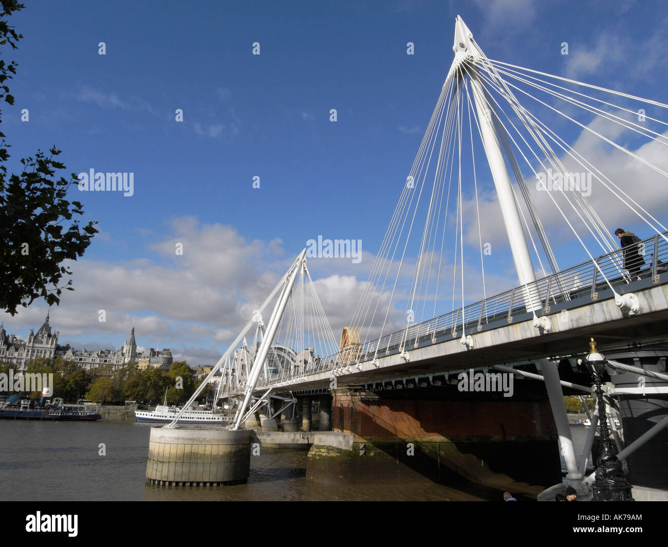 Jubiläum-Brücke, blieb ein Kabel neben der Eisenbahnbrücke von Hungerford Fußgängerbrücke über die Themse Stockfoto