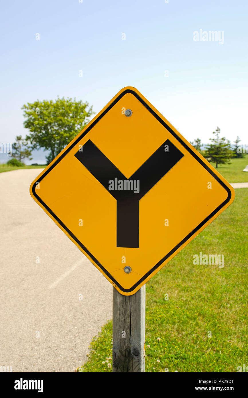 Y-Straßenschild schwarz auf gelbem Grund Y Stockfotografie - Alamy