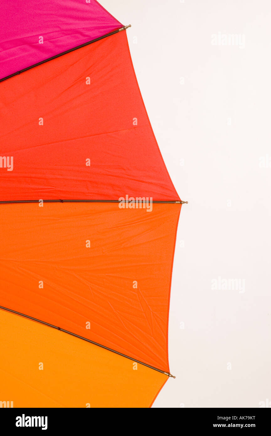 Regenbogen Regenschirm warme Farben Farben Orange gelb Stockfoto