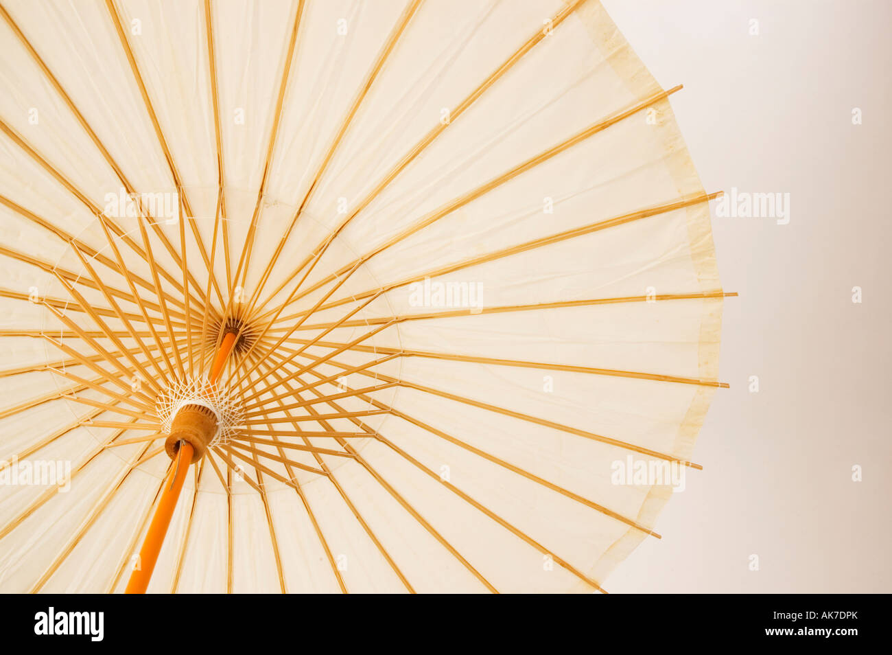 japanischem Reispapier und Bambus Sonnenschirm Stockfotografie - Alamy