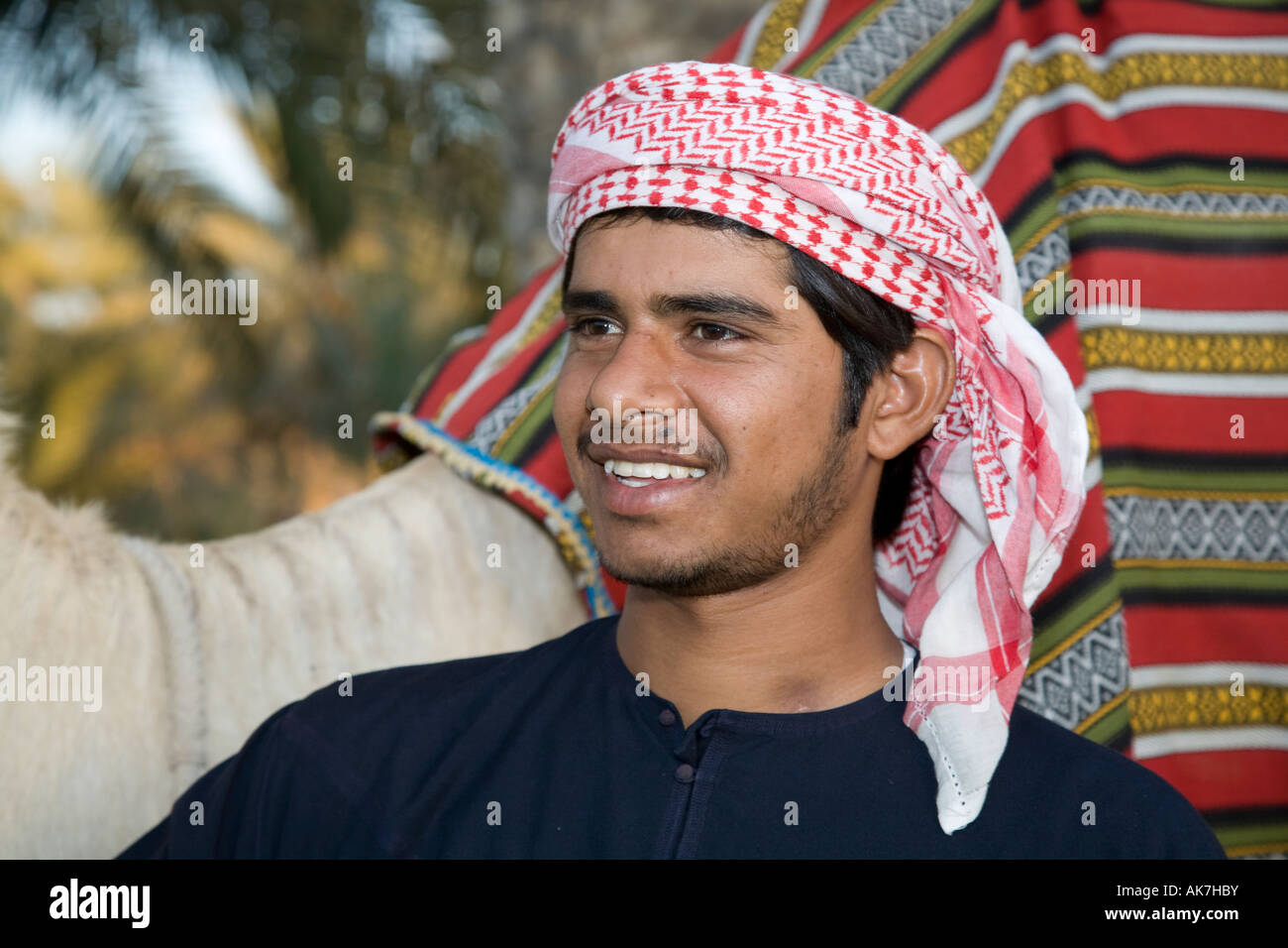 Arabische Kultur Lachelnden Jungen Arabischen Kamel Fahrer Dekoriert Mit Arabischen Kamel In Der Aussenanlage Vae Stockfotografie Alamy