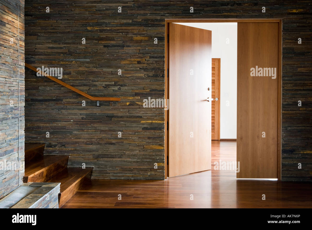 Steinmauer und offene Tür Stockfoto