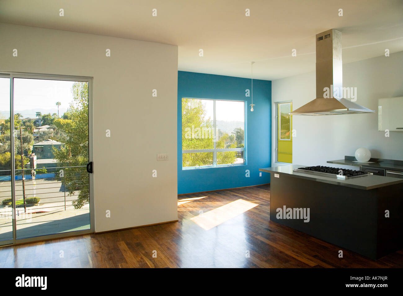 Innere Leere, moderne Küche und Wohnzimmer Stockfoto