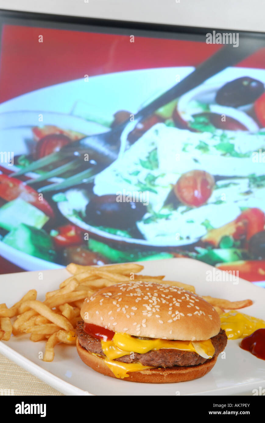 Konzept zu ungesunden Fastfood TV Dinner vor Kochen Fernsehprogramm zeigt gesunde griechischen Salat zeigen erschossen Stockfoto