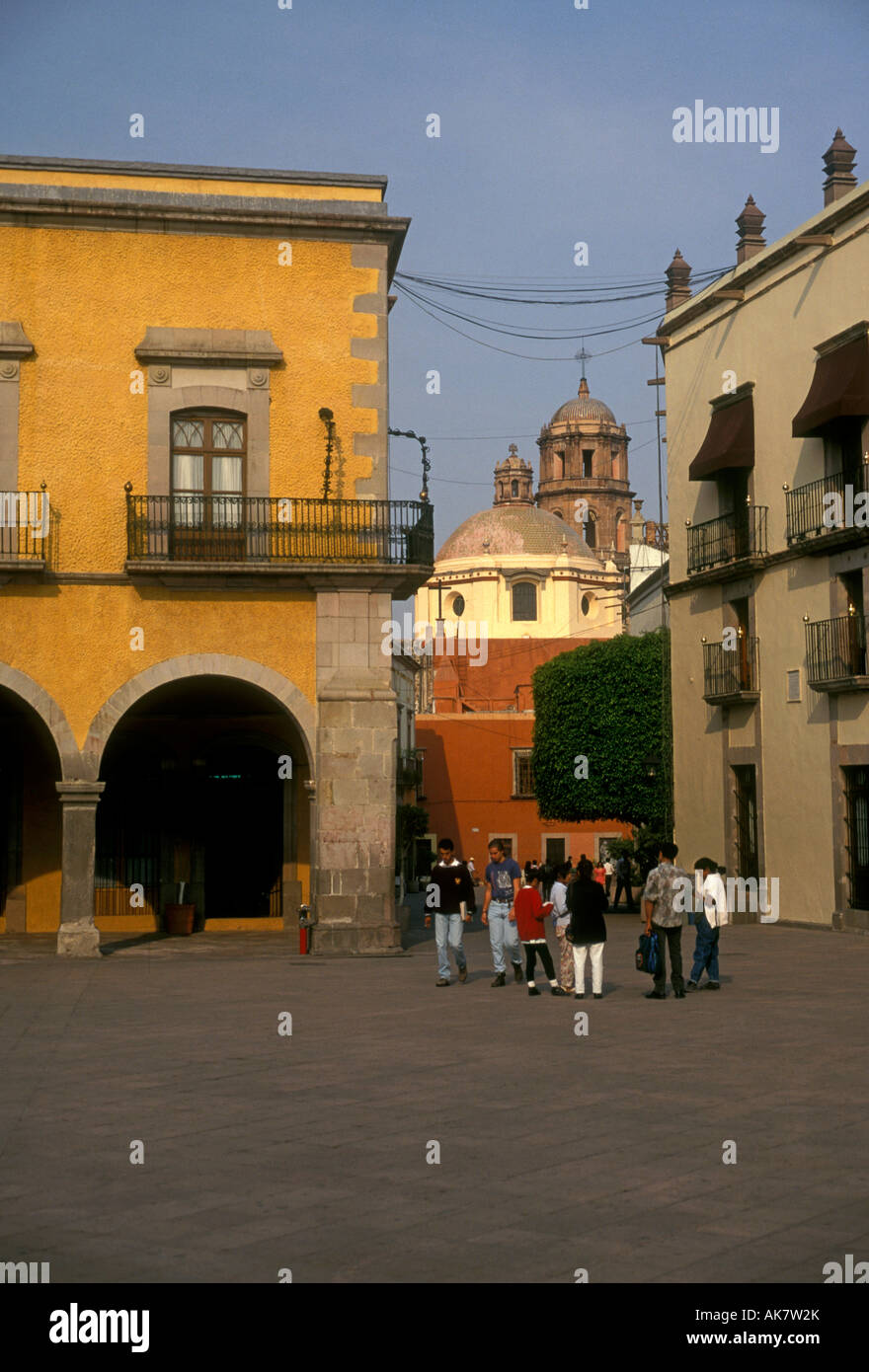 Mexikaner, Mexikaner, junge Erwachsene, Männer, Frauen, der Plaza de la Independencia, Queretaro, Guadalajara, Queretaro, Mexiko Stockfoto