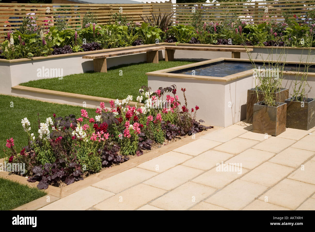 Patio-Garten auf der Hampton Court Flower Show Stockfoto