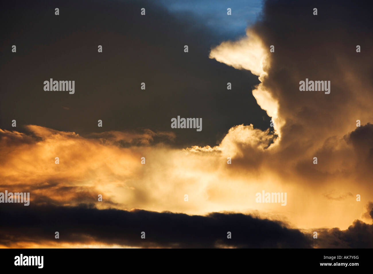 Monsun Gewitterwolken in Form von Nummer 3 in Indien Stockfoto