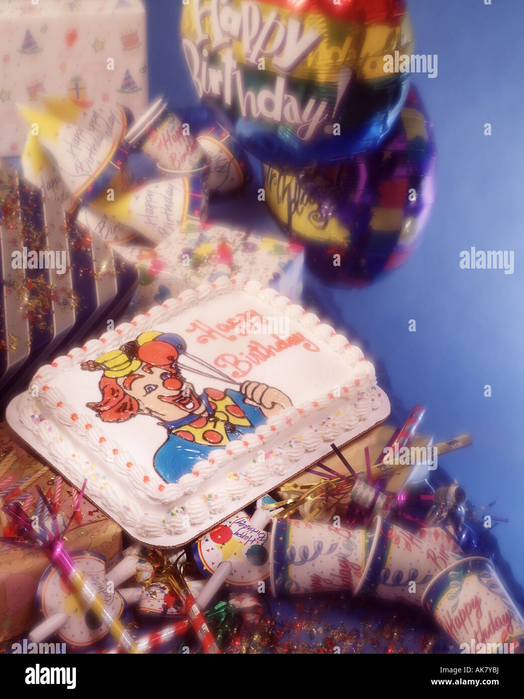 alles Gute zum Geburtstag Blatt Kuchen Clown Ballon Dekorationen party Feier Geschenke Pakete Stockfoto