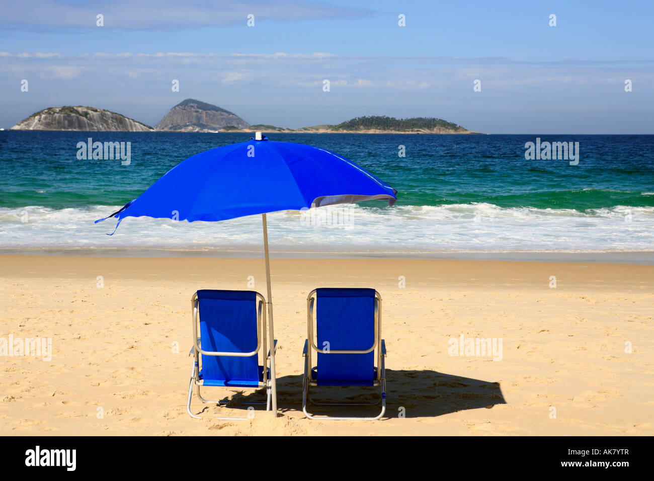 blaue Liegestuhl auf Ipanema Strand Rio De Janeiro Brasilien Stockfoto