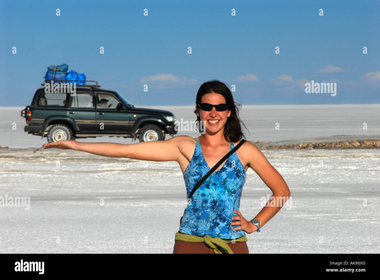 Eine Frau hält einen Lastwagen auf dem Salar de Uyuni in der Nähe von Uyuni, Bolivien, Südamerika. Stockfoto
