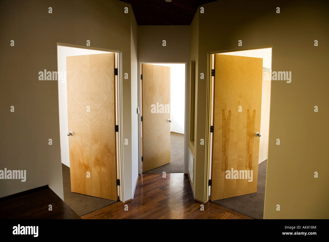 Drei offene Türen in modernen Flur Stockfoto