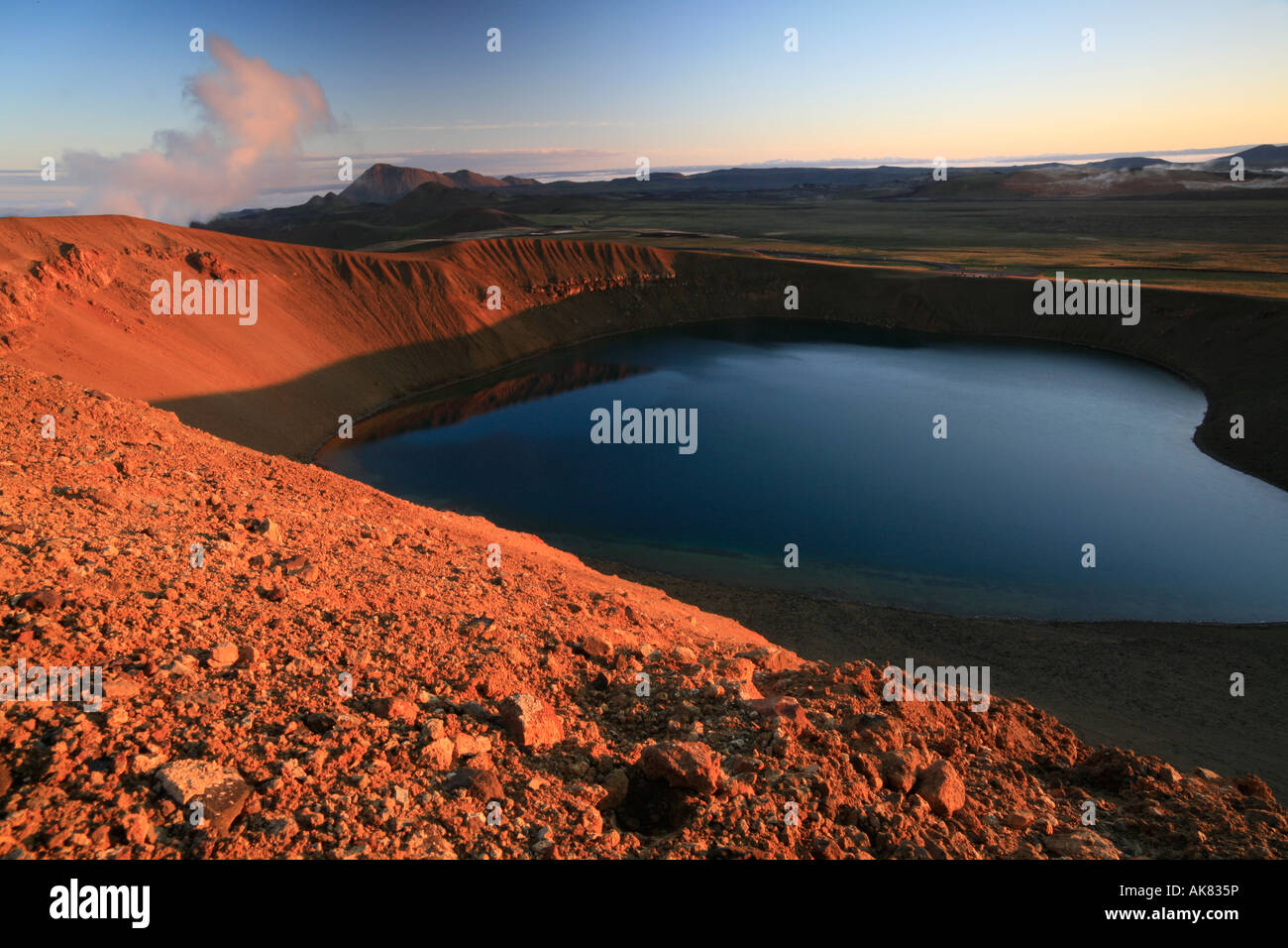 vulkanische Krater Viti mit See im Bereich Krafla im roten Licht der isländischen Landschaft Sonnenuntergang, Maar Viti Stockfoto