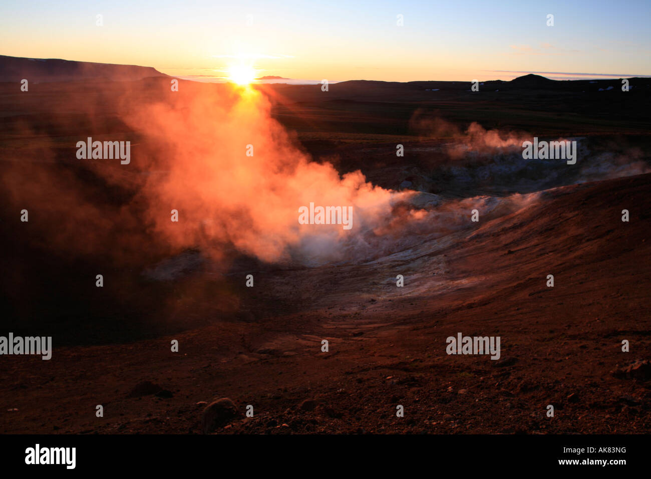 Krafla Myvatn-Gebiet in das rote Licht des Sonnenuntergangs, Island Vulkanlandschaft Natur Reisen Wahrzeichens Stockfoto