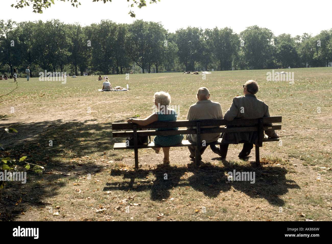 alte Leute auf Parkbank Stockfoto