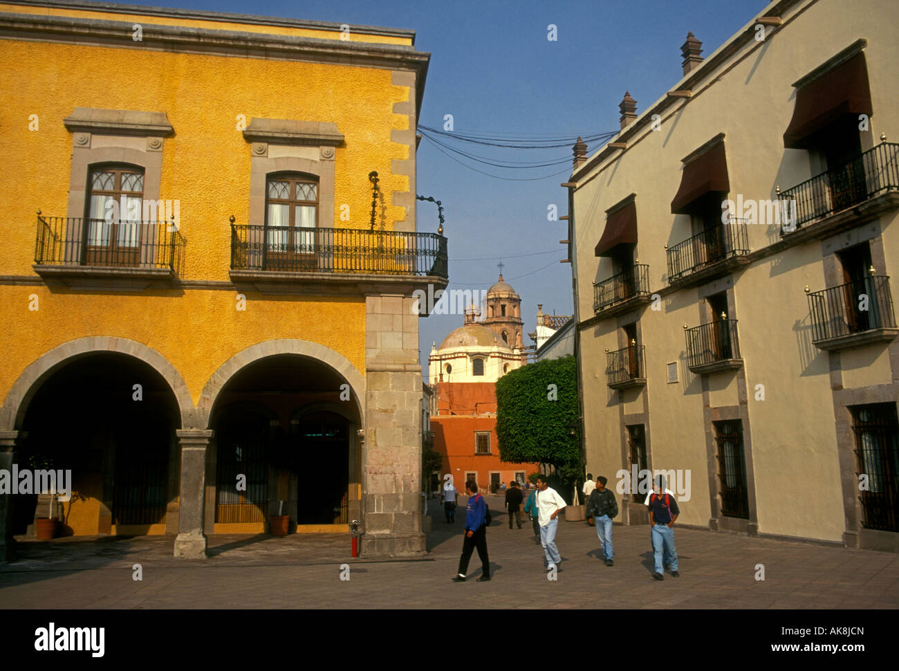 Mexikaner, Mexikaner, junge Erwachsene, Männer, Frauen, der Plaza de la Independencia, Queretaro, Guadalajara, Queretaro, Mexiko Stockfoto