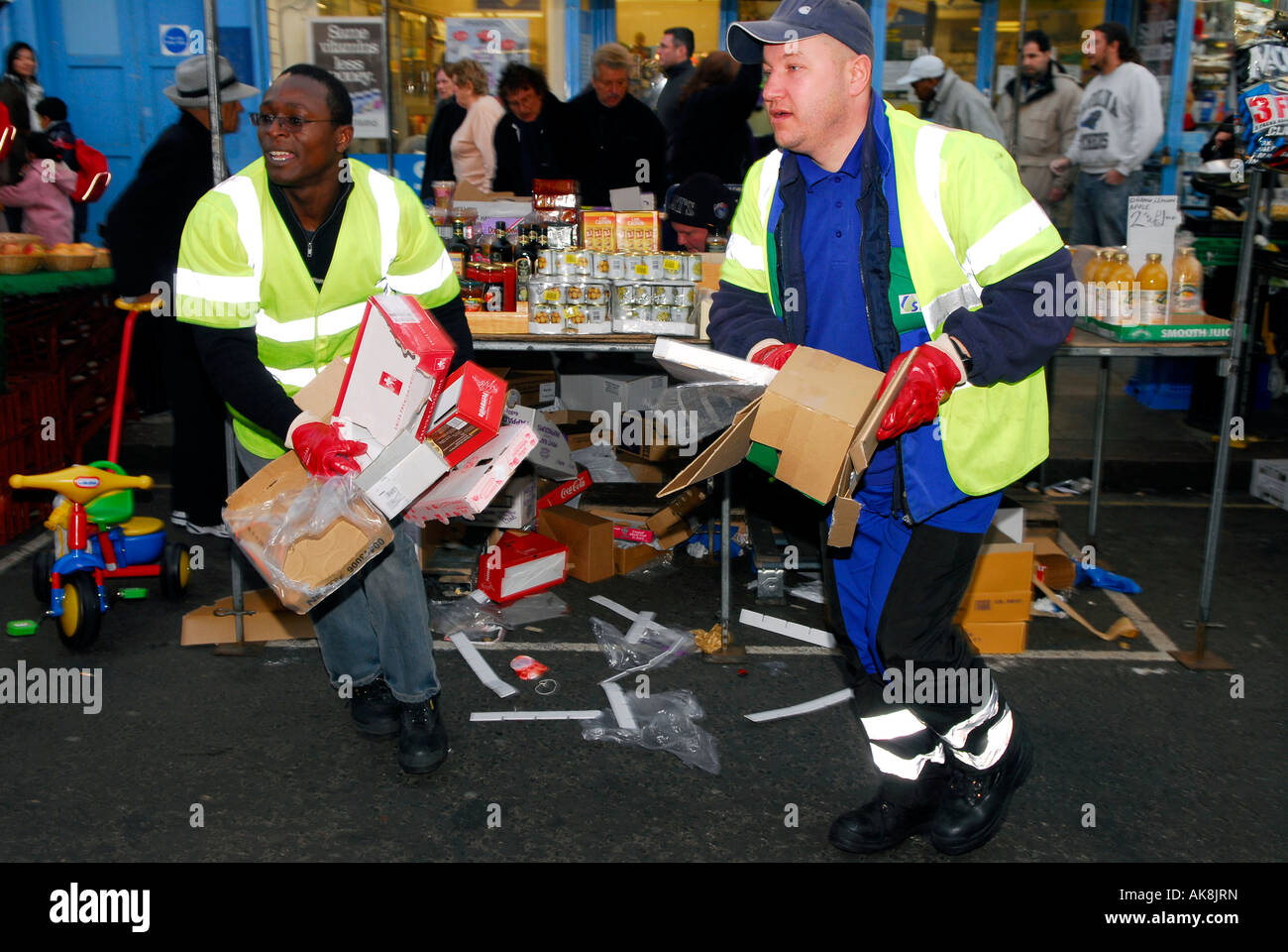 Lokale Behörde Arbeiter sammeln Müll von Portobello Markt Portobello Road Westminster London UK Stockfoto