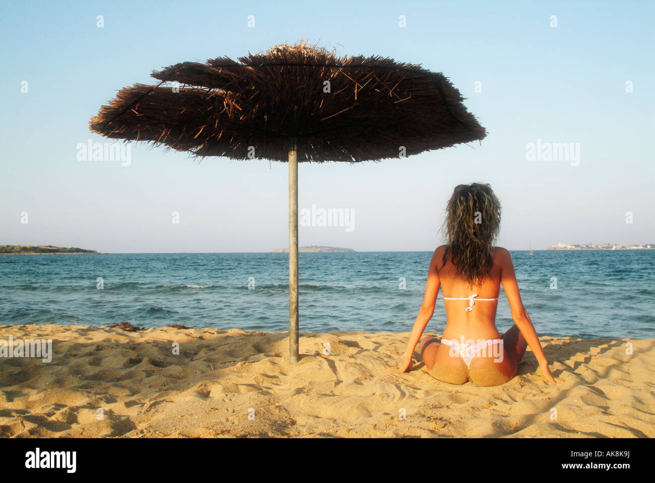 Frau Sonnenbaden am Strand, Sozopol, Bulgarien Stockfoto